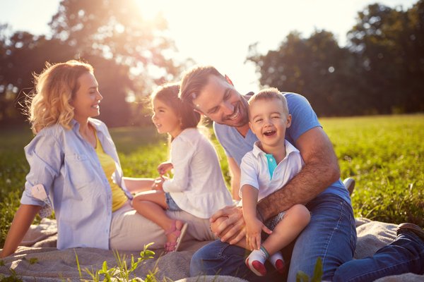 lachende Familie auf einer Wiese