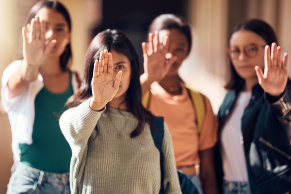 vier Frauen strecken ihre Handflächen nach vorne