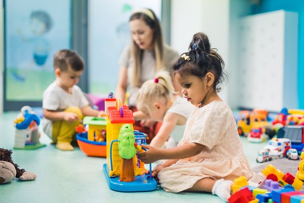 spielende Kinder